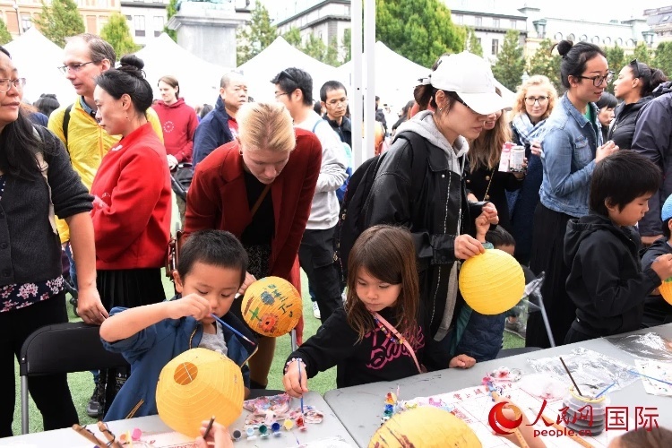 小朋友參加燈籠繪畫體驗(yàn)。人民網(wǎng)記者 殷淼攝