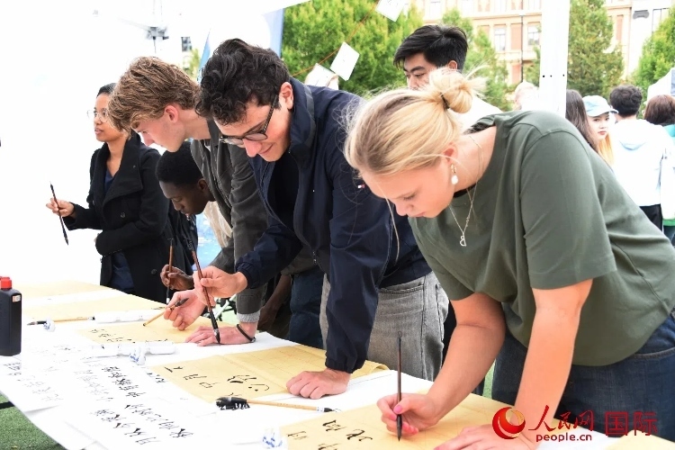 體驗(yàn)中國書法。人民網(wǎng)記者 殷淼攝