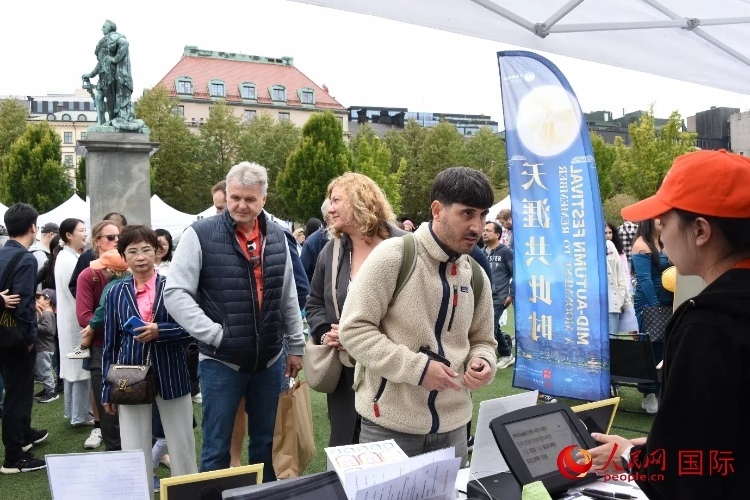 排隊(duì)等候品嘗中國美食的游客。人民網(wǎng)記者 殷淼攝