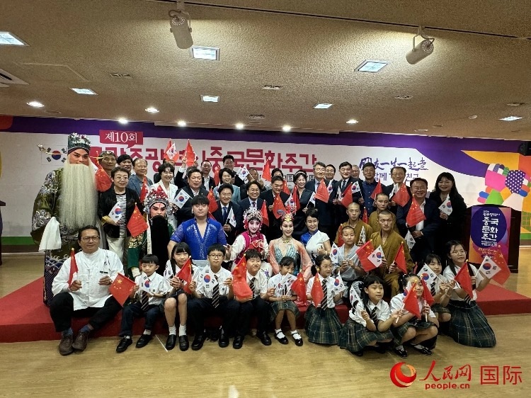 中韓雙方嘉賓和演員在中國文化周開幕式上合影留念。人民網(wǎng)記者 莽九晨攝