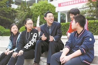 淮北市首批高層次人才儲備金獲得者、淮北市第一中學(xué)教師陳超（左三）在與學(xué)生交談?；幢笔形瞬殴ぷ骶止﹫D