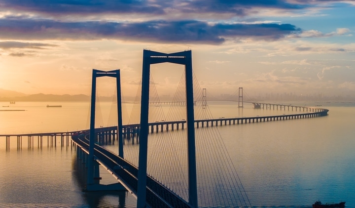 2024年6月27日，沐浴在晨曦中的深中通道（無(wú)人機(jī)照片）。新華社記者毛思倩 攝