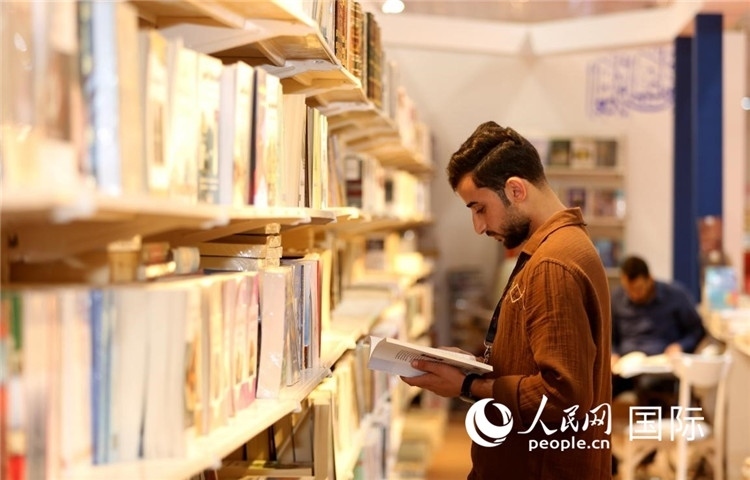 一位民眾在讀書。人民網(wǎng)中東中心分社奧馬爾·哈利勒攝