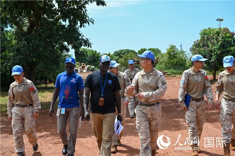 圖2 檢查組實(shí)地查驗(yàn)。孫千攝