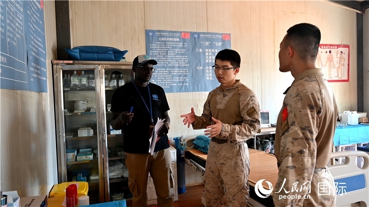 圖4 介紹醫(yī)療設(shè)施。孫千攝