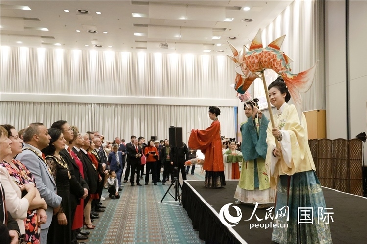 2、留學(xué)生表演了漢服展示《絲路霓裳》。邢雪攝