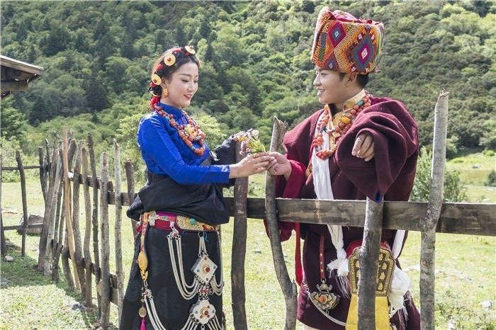 康定情歌（木格措）風(fēng)景區(qū)中的一對年輕人。林革文攝