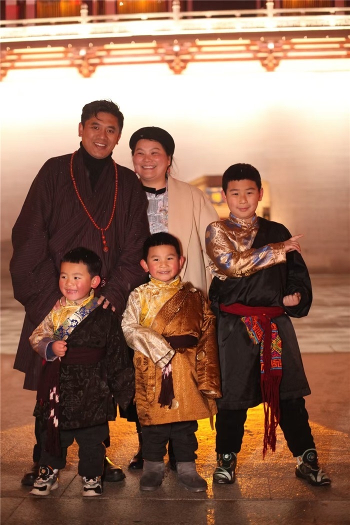 康定的節(jié)日氛圍多元和諧。圖為2024年元宵夜，洛讓銀登一家五口在旅行中拍攝的合影。資料圖片