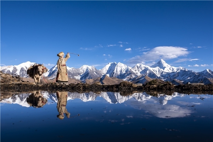 貢嘎山下的放牧人。林革文攝