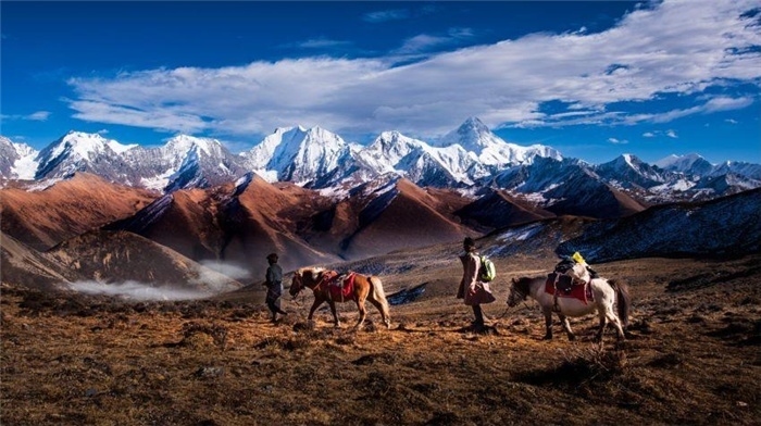 “守護貢嘎”是當?shù)卮迕駱闼氐男拍詈妥园l(fā)的行動。圖為貢嘎山“馬背巡護隊”開展日常巡護工作 林革文攝