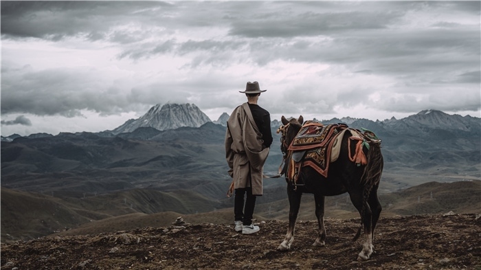 在康定八郎生都星空營地，村里的青年丹真德勒牽馬注視世代生活的家園。八郎村提供