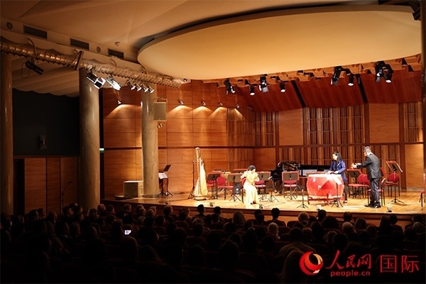 中國(guó)歌劇舞劇院的音樂家表演京劇曲牌《夜深沉》。人民網(wǎng)記者 禹麗敏攝