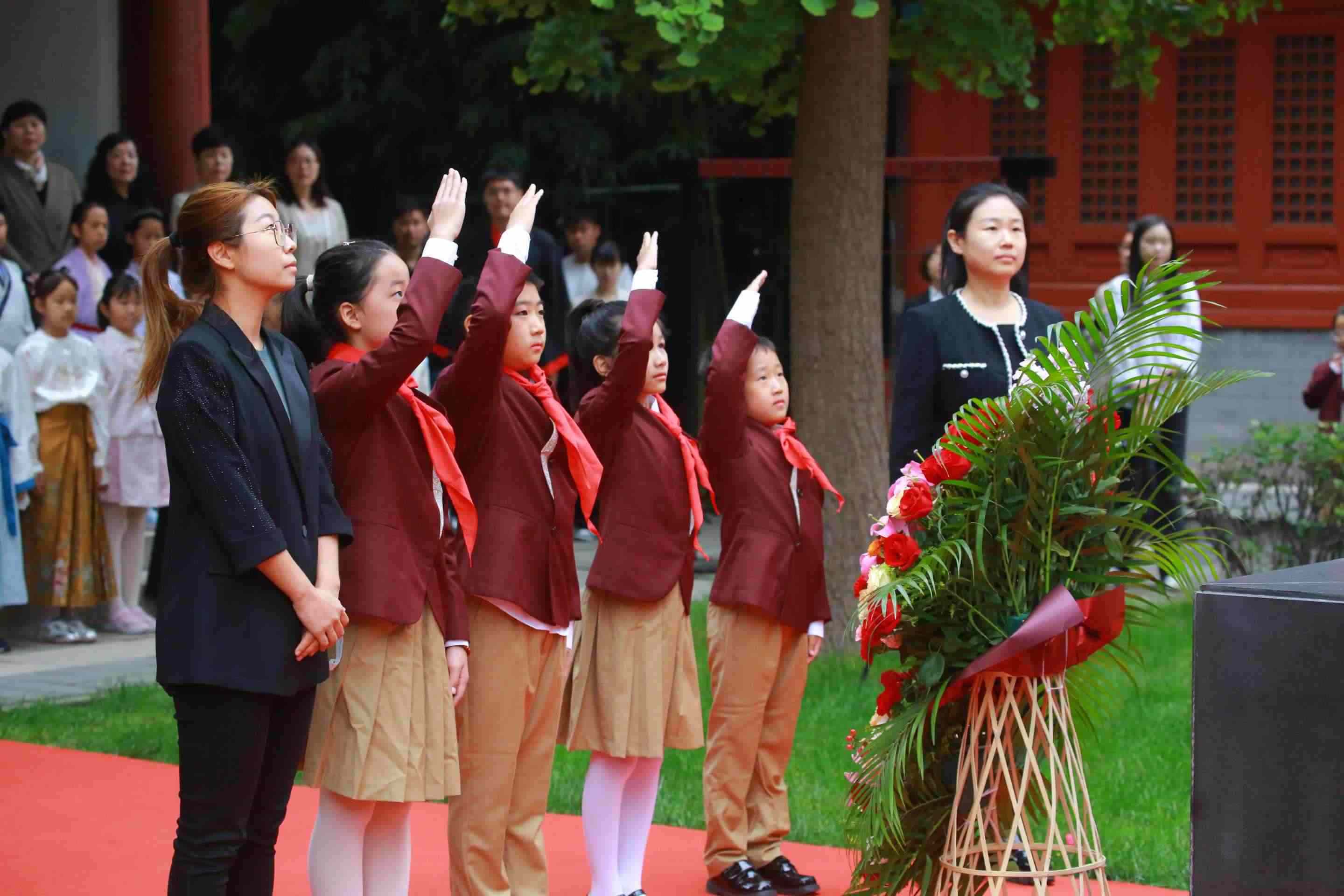 少先隊員敬獻(xiàn)花籃。校方供圖