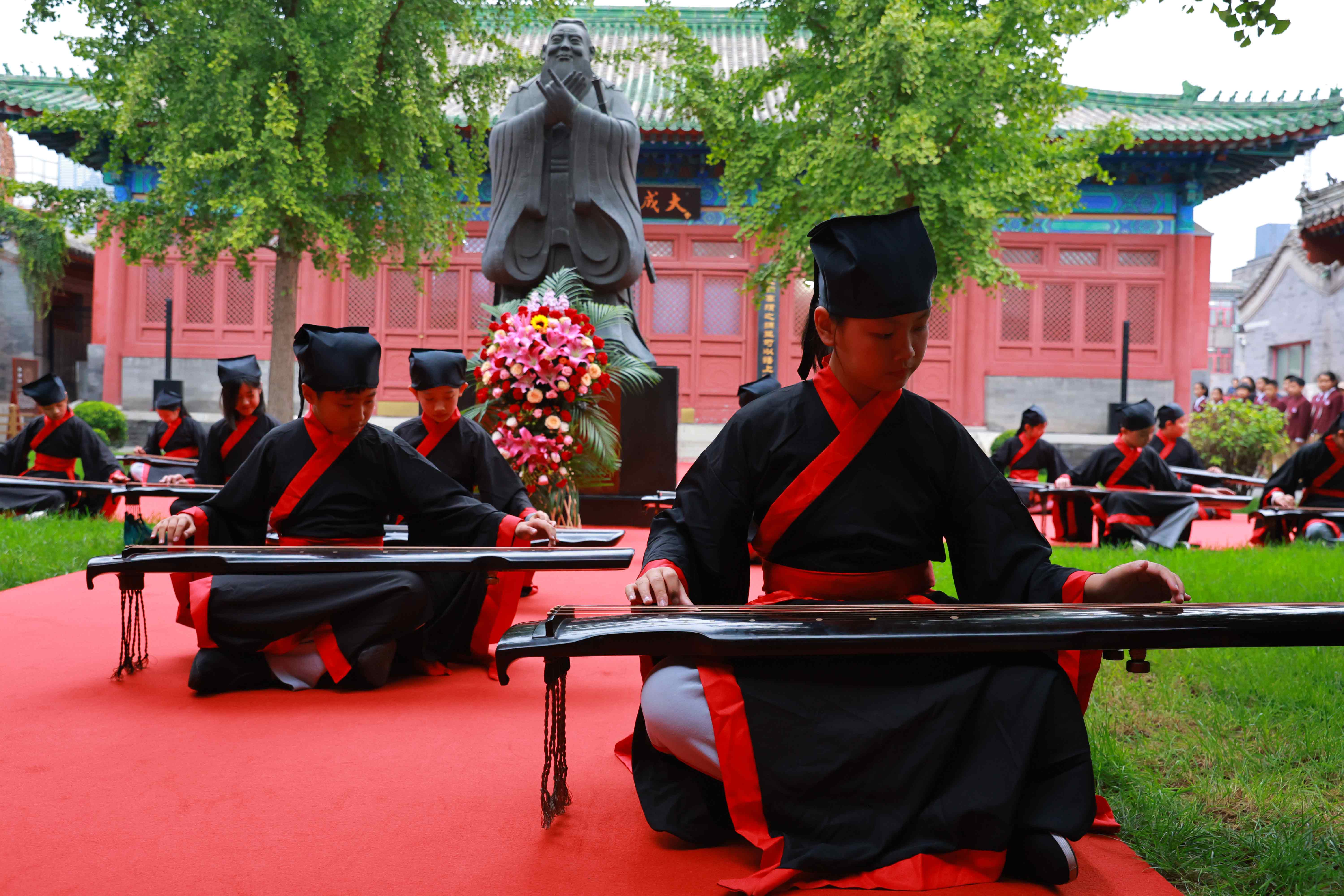 古琴表演《至圣先師孔子歌》。校方供圖