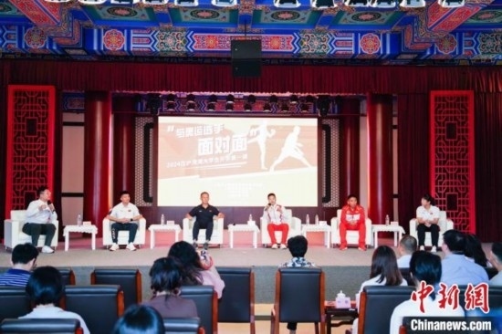 吳愉、王德新、沈?qū)W軍、江海東、朱曉蕾與在座同學(xué)們分享個(gè)人的體育故事與成長感悟。上海市港澳辦供圖