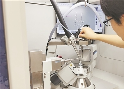 科研人員使用X射線衍射儀研究σ鍵。圖片來源：日本北海道大學(xué)