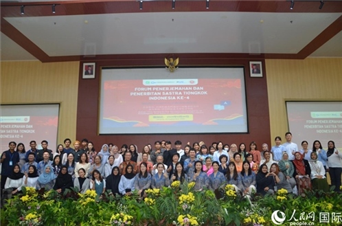 與會(huì)嘉賓與阿拉扎大學(xué)師生合影。人民網(wǎng)記者 李培松攝