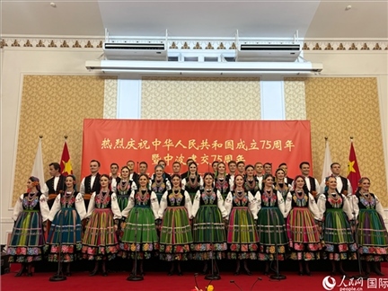 波蘭馬佐夫舍歌舞團現(xiàn)場演出。人民網(wǎng)記者 禹麗敏攝