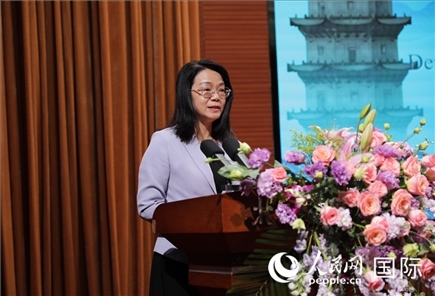 福建省人民政府外事辦公室副主任黃劭蓉在“走進(jìn)中華文明——海絲印記 世遺泉州”主題人文交流活動中致辭。人民網(wǎng) 王婧攝
