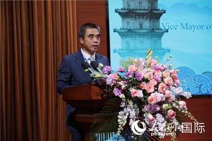 泉州市人民政府副市長姚飛在“走進(jìn)中華文明——海絲印記 世遺泉州”主題人文交流活動中致辭。人民網(wǎng) 王婧攝