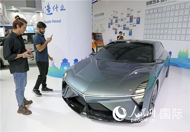 東博會(huì)上，上汽通用五菱展出的一款名為“東盟之光”的新能源概念車吸引參觀者駐足。人民網(wǎng)記者趙益普攝