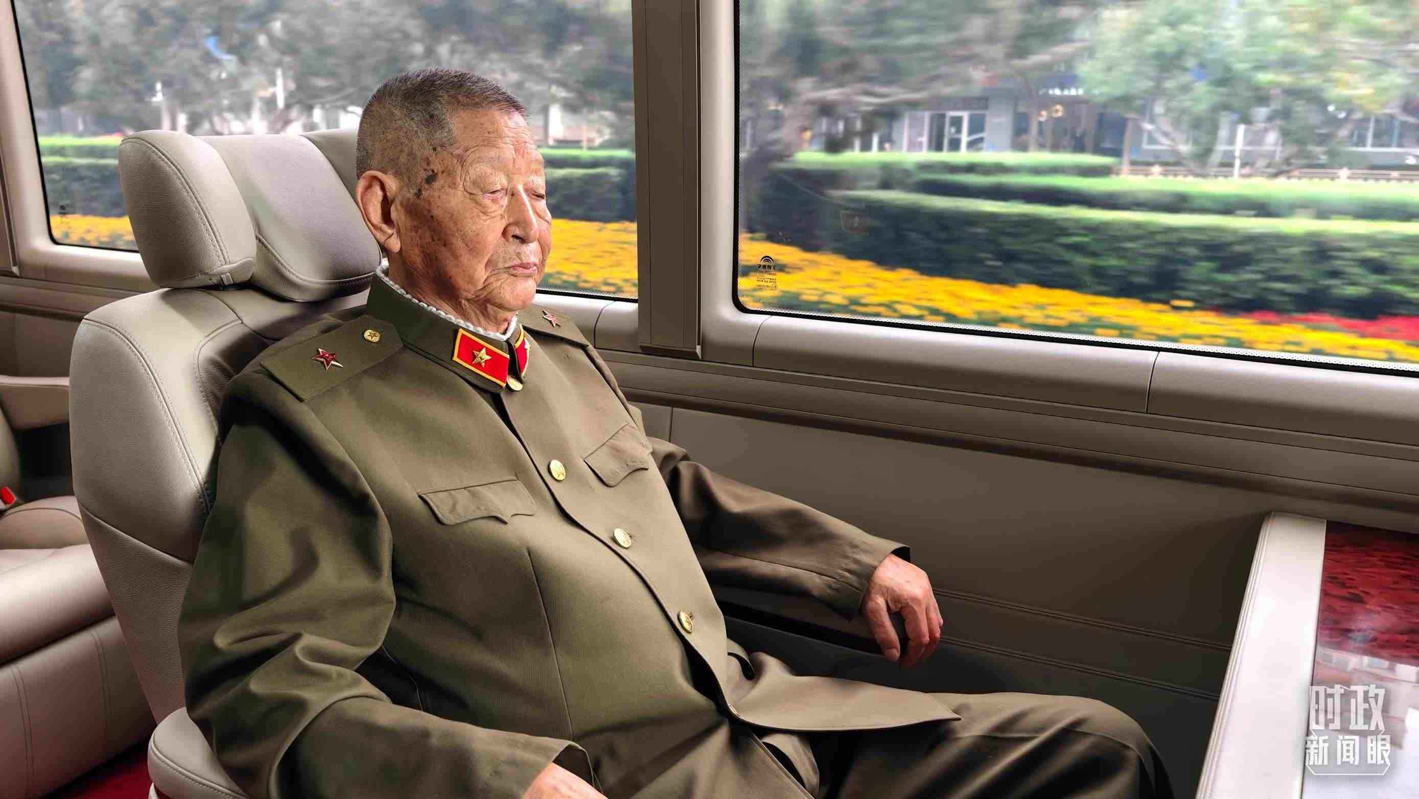 “共和國(guó)勛章”獲得者黃宗德乘坐禮賓車前往人民大會(huì)堂。（總臺(tái)央視記者胡瑋拍攝）