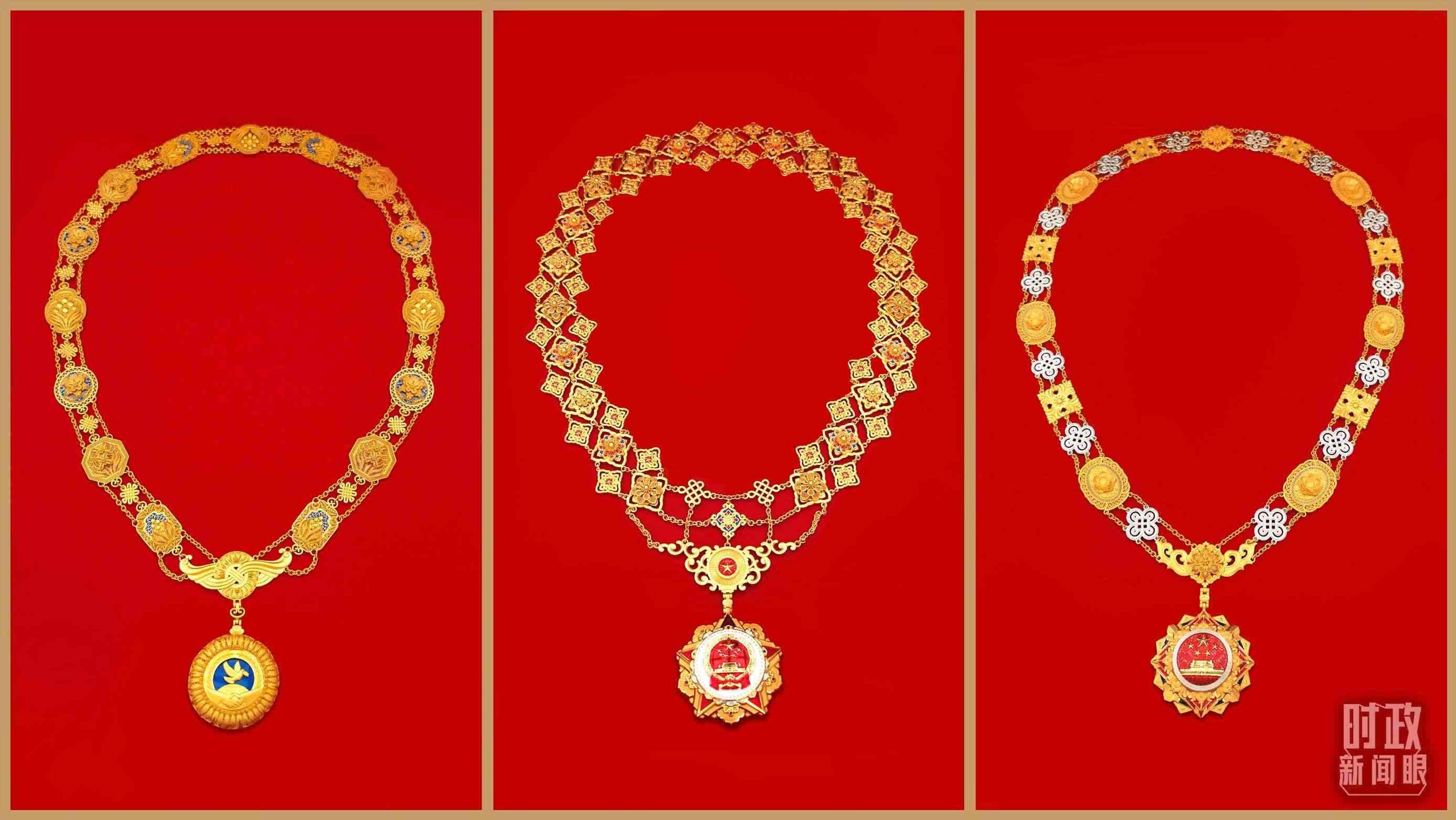 “共和國(guó)勛章”（中）、“友誼勛章”（左）和國(guó)家榮譽(yù)稱號(hào)獎(jiǎng)?wù)拢ㄓ遥＃偱_(tái)央視記者郭鴻、鄂介甫拍攝）