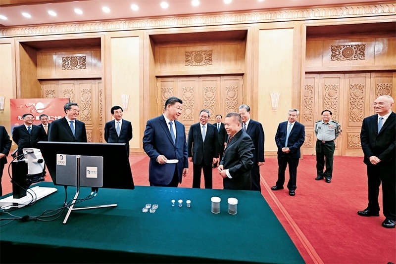 2024年9月23日，黨和國家領(lǐng)導(dǎo)人習(xí)近平、李強、趙樂際、王滬寧、蔡奇、丁薛祥、李希等在人民大會堂接見探月工程嫦娥六號任務(wù)參研參試人員代表并參觀月球樣品和探月工程成果展覽。這是習(xí)近平等參觀月球樣品和探月工程成果展覽。 新華社記者 謝環(huán)馳/攝
