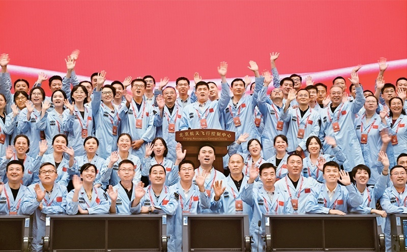 嫦娥六號完成了人類歷史上首次月球背面采樣，突破了多項關鍵技術，是我國建設航天強國、科技強國取得的又一標志性成果，是我國探月工程的重要里程碑。圖為2024年6月25日，嫦娥六號任務圓滿成功后，工作人員在北京航天飛行控制中心合影。 新華社記者 金良快/攝