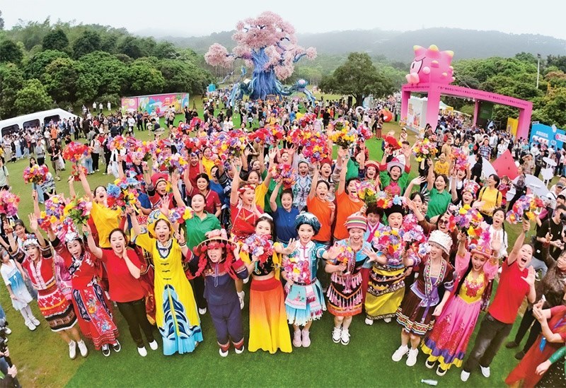 自2014年起，廣西持續(xù)舉辦“廣西三月三·八桂嘉年華”活動，各地民族民俗活動次第登臺，精彩紛呈，這個傳統(tǒng)民族節(jié)慶已演變?yōu)楦髯迦嗣窆蚕砉矘返墓?jié)日盛會和知名文化旅游品牌。圖為2024年4月11日在南寧市拍攝的活動主會場。 新華社記者 周華/攝