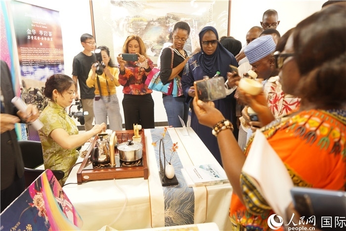 觀眾品嘗金華舉巖茶。人民網(wǎng)記者 姜宣攝