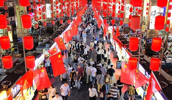 國慶臨近，河南省洛陽市老城歷史文化街區(qū)裝扮一新，國旗招展，處處洋溢著濃厚的國慶節(jié)日氛圍。來源：人民圖片網(wǎng)