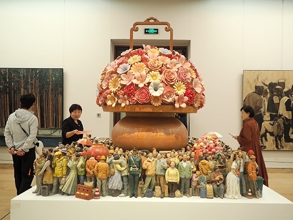 2024年9月28日，觀眾在中國美術(shù)館參觀“慶祝中華人民共和國成立75周年——第十四屆全國美術(shù)作品展覽進京作品展”。杜建坡攝。來源：人民圖片網(wǎng)