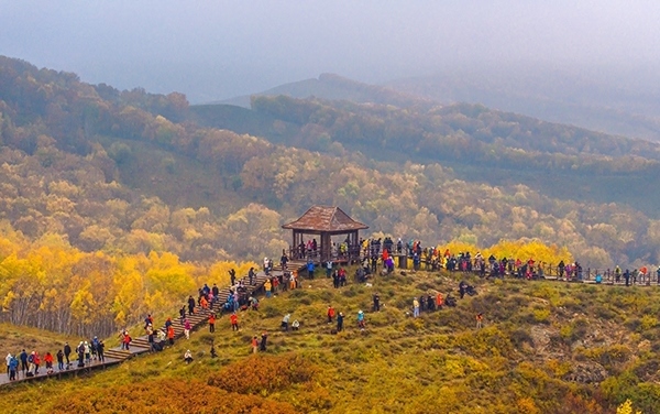 2024年9月27日，內(nèi)蒙古自治區(qū)赤峰市克什克騰旗烏蘭布統(tǒng)景區(qū)層林盡染，游人如織，風(fēng)光如畫。來源：人民圖片網(wǎng)