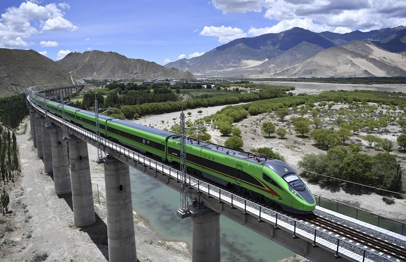2022年6月22日，復(fù)興號列車行駛在西藏山南境內(nèi)。