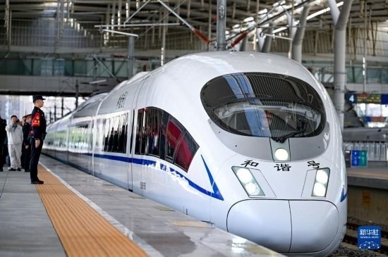 10月1日，由銀川開往惠農(nóng)的C8218次列車從銀川站駛出。