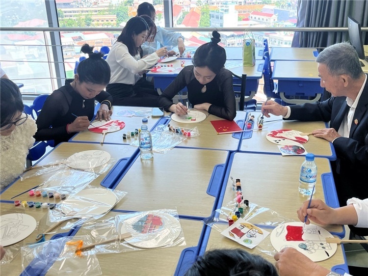 觀眾們在體驗畫扇。Sem Sophea攝