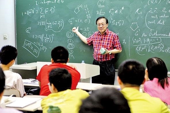 姚期智為清華大學學生授課。