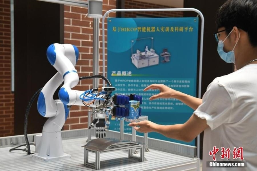  資料圖：高校為學(xué)生打造先進科研平臺。中新社記者 陳楚紅 攝