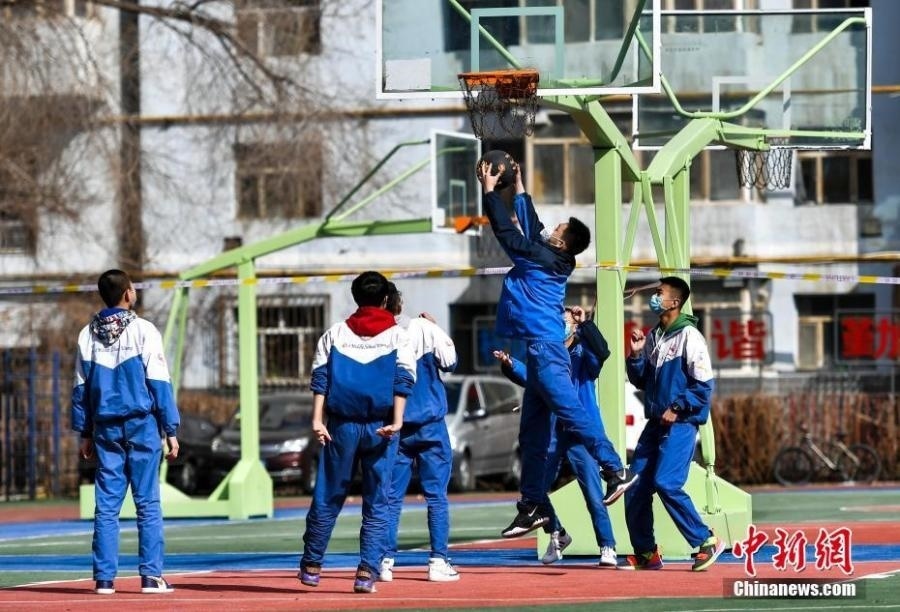 資料圖：初中生在課間休息時打籃球。中新社記者 劉新 攝