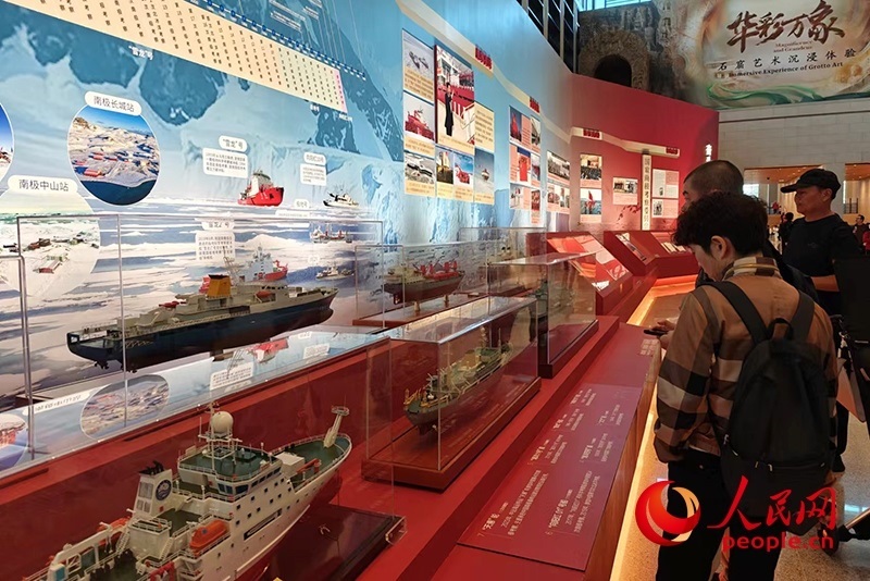 觀眾正在參觀中國極地考察40周年成就展。人民網(wǎng)記者 韋衍行攝