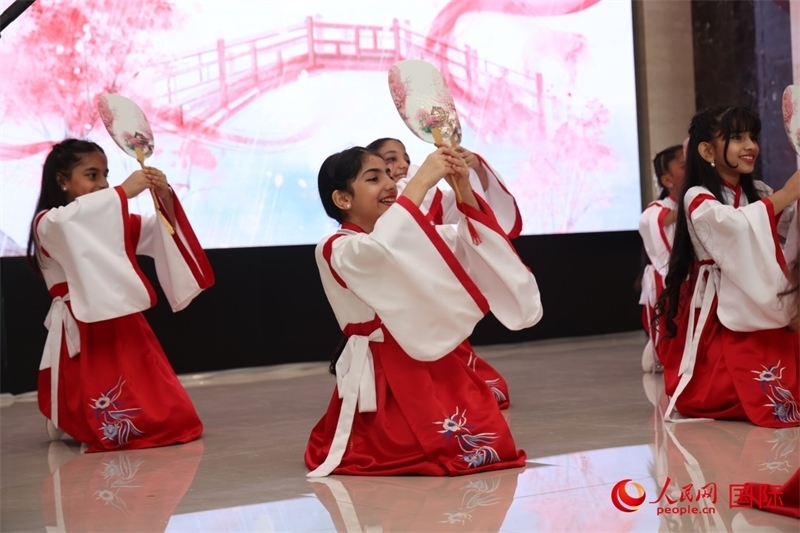 富查伊拉當(dāng)?shù)貙W(xué)校學(xué)生表演節(jié)目。人民網(wǎng)記者任皓宇攝