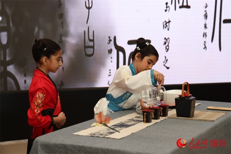 富查伊拉當(dāng)?shù)貙W(xué)校學(xué)生表演茶藝。人民網(wǎng)記者任皓宇攝