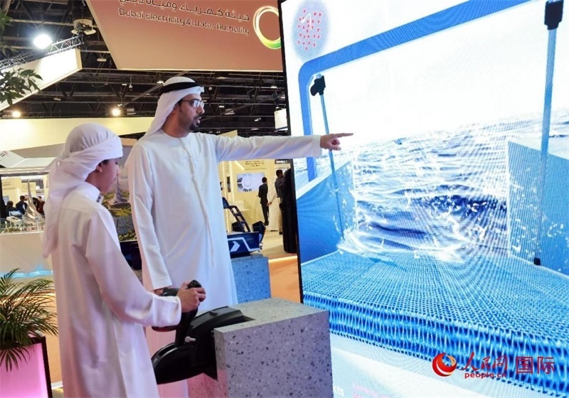 一名兒童在模擬操作船舶，撿拾海洋垃圾。人民網(wǎng)記者管克江攝