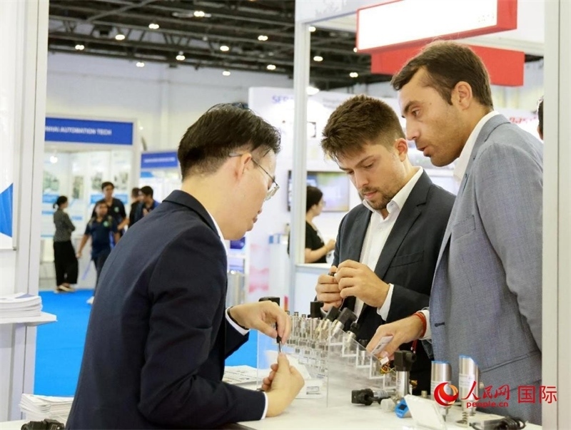 中外展商交流。人民網(wǎng)記者管克江攝