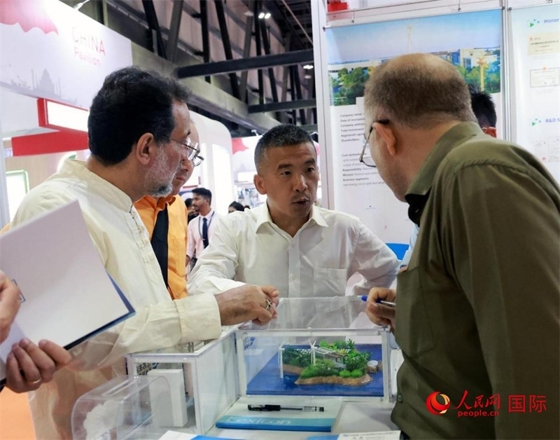 中企推出的綠色能源海水淡化系統(tǒng)吸引了參展商關(guān)注。人民網(wǎng)記者管克江攝