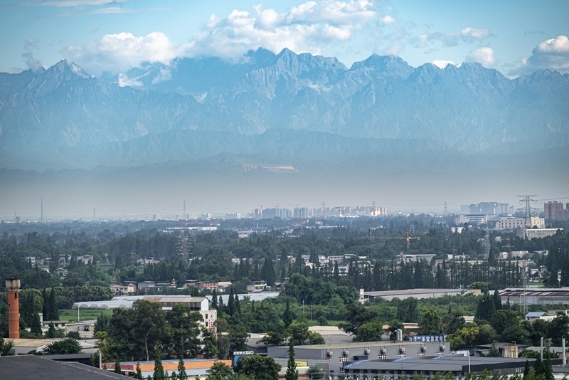 2024年7月1日，成都天氣晴好，遠處雪山清晰可見。