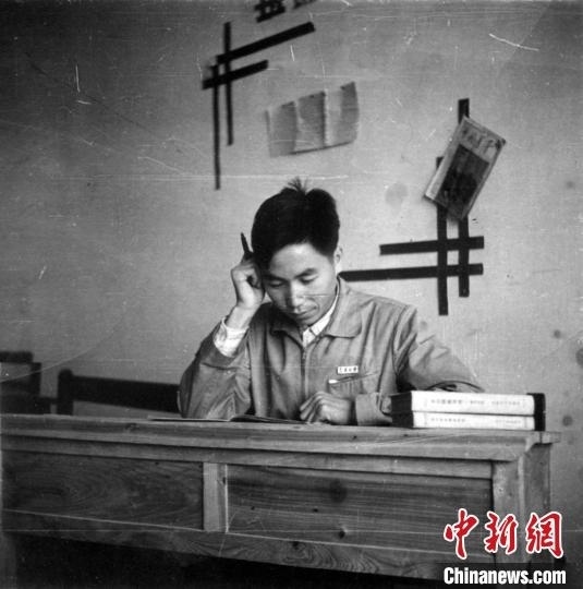 大學(xué)時(shí)期，龍樂豪在教室自習(xí)。(中國運(yùn)載火箭技術(shù)研究院供圖)