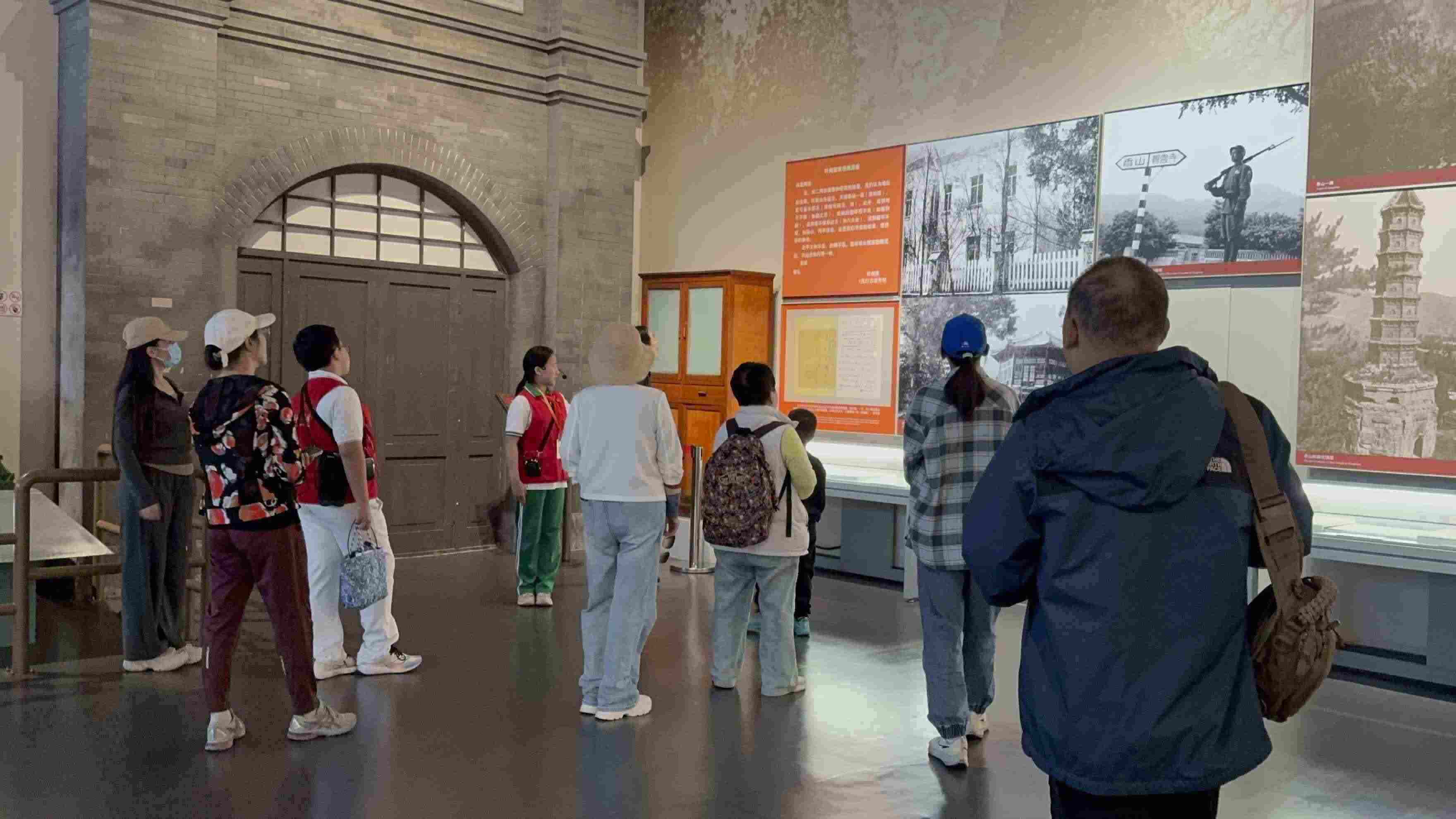 10月4日，北京香山革命紀(jì)念館內(nèi)，一名“紅領(lǐng)巾志愿者”正在為參觀者講解。人民網(wǎng)記者 劉微攝