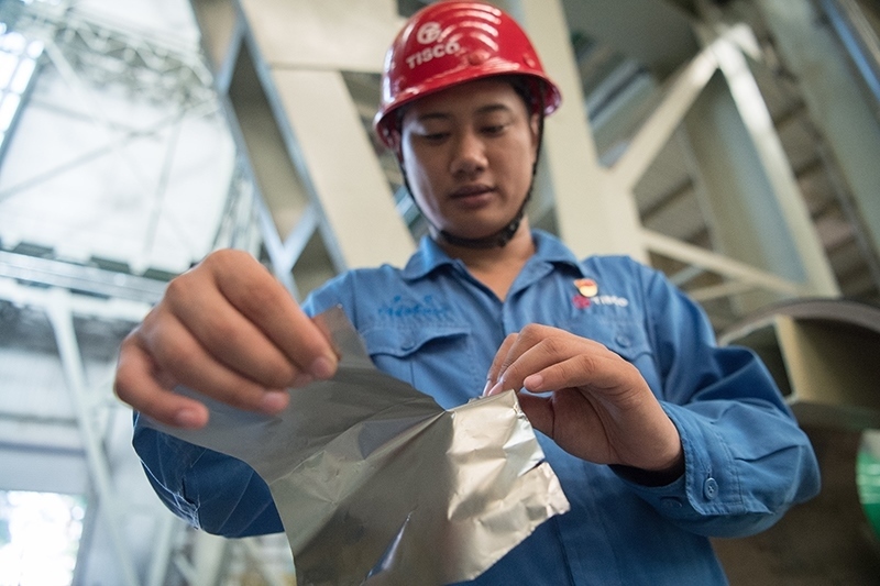2018年8月8日，山西省太原市，太鋼不銹鋼精密帶鋼有限公司工作人員用手撕開不銹鋼。